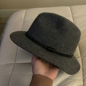 Fashionable grey hat. Unisex.